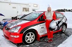 1)	Maria-Teresa Vuotari palasi kilpailutauon jälkeen rallisprintteihin ensimmäisellä omalla autollaan, Honda Civicillä.