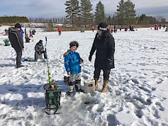 Kyläkaupan Mini Miljoona Pilkki järjestetään ensi sunnuntaina 11.3.2018 Rautionlammella Ähtärin Peränteellä. Kuvassa Aatu ja Janita Heimonen pilkillä vuoden 2017 tapahtumassa.