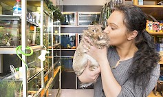 Tuurin Lemmikki palvelee asiakkaita uusissa toimitiloissa Kyläkaupan Kauppakadulla, punaisen julkisivun yhteydessä. Niina Ojanen ja leijonanharjasristeytyskani Milla toivottavat kaikki tervetulleeksi tutustumaan uuteen myymälään ja laajentuneeseen valikoimaan.