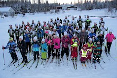 Ähtärin Mustikkavuoren hiihtokeskukseen kokoontuu keskiviikkoisin näin upea joukko nuoria hiihtäjiä ja heidän ohjaajia.