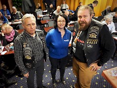 Pentti Lehtinen, Marja Kuosmanen ja Asko Peltola toivottavat nuoret mukaan moottoripyörien maailmaan. Kuva: Jussi Mustikkamaa