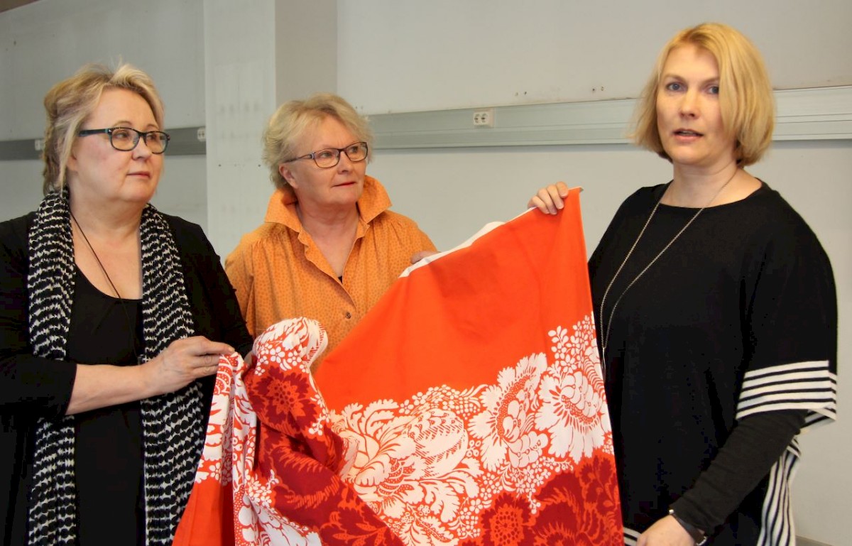 Virva Asp, Pirkko Laine ja Tiina Sammallahti esittelevät Marimekko-kuosia vuosien takaa. Kyseinen kuosi tulee esille kesän näyttelyyn