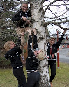 Jari Ahola puussa seuraa Sanna Järvensivun, Sanna Viitasen ja Helena Vuorenmaan lähtöä puukiipeilyyn. Kesäkauden avauksessa 1.6. päästään kiipeilyyn paneutumaan perusteellisemmin.