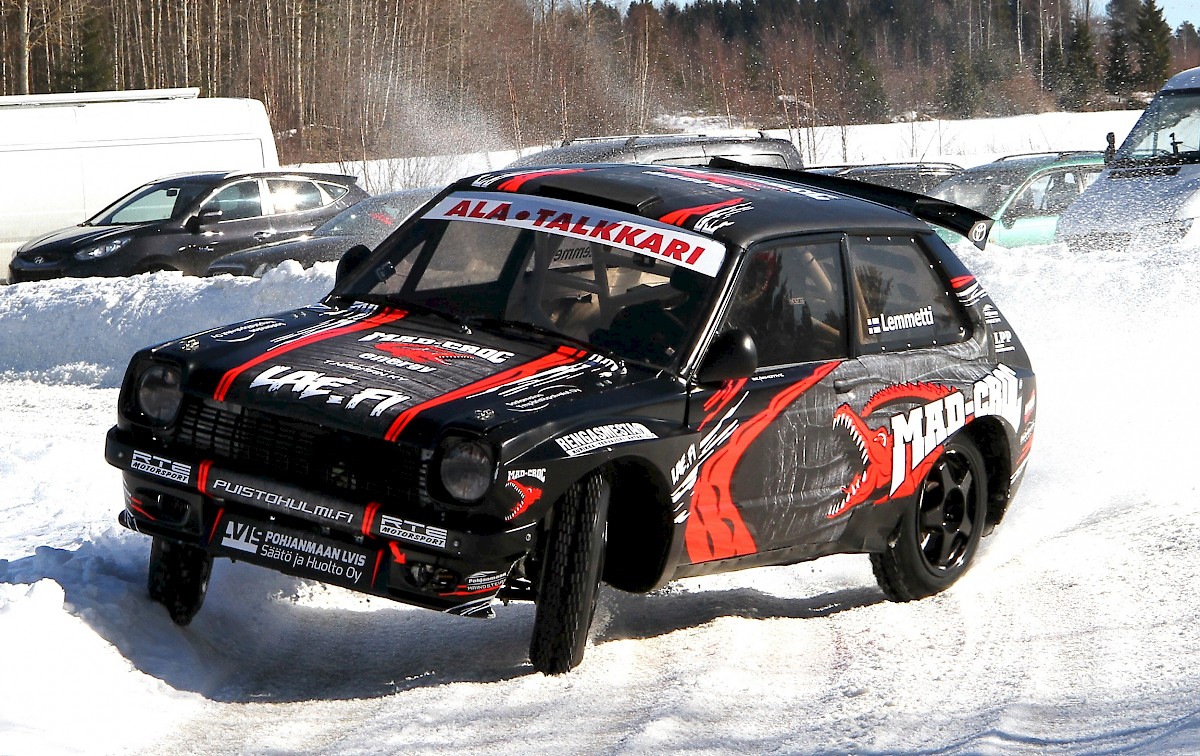 Helatorstaina karistellaan kisapirsseistä viimeisetkin talven lumet Vaasan auto- ja moottorimuseon vauhdikkaan Motorsport-torstain aikana.