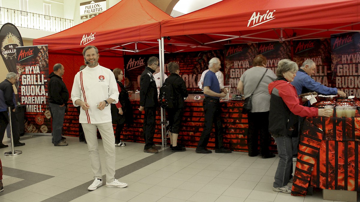 Keittiömestari Aki Wahlman varmistaa, että grillit ovat kuumina Atria koko kansan grillijuhlassa Kyläkaupan Ruokapuodissa perjantaina 11.5. kello 10-19.