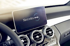 Käyttöauton Kauppapäivillä Kyläkaupassa 25.-26.5. on mahdollista asennuttaa Mercedes-Benz-autoihin Mercedes me Adapter veloituksetta. Näytillä ja koeajettavina myös seitsemän upeaa Mercedes-Benz-mallia.