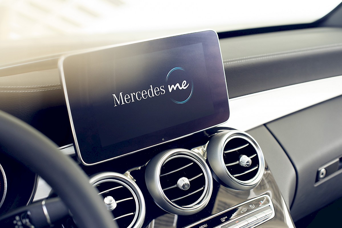 Käyttöauton Kauppapäivillä Kyläkaupassa 25.-26.5. on mahdollista asennuttaa Mercedes-Benz-autoihin Mercedes me Adapter veloituksetta. Näytillä ja koeajettavina myös seitsemän upeaa Mercedes-Benz-mallia.