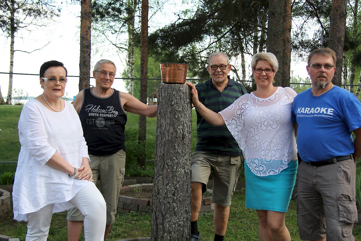 Kalajärvi Soi -tapahtuman vastuujärjestäjiin lukeutuvat Elina Jouppila, Pertti Suokko, Pentti Salo, Leena Puro ja Ossi Puro caravan -alueen kohtaamispaalulla, jonka tienoilla oli vielä edellisviikolla tilaa valokuvausta varten.