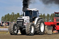 Honkajokelainen Mikko Levä on laittanut Ford viisitonnisen toistaiseksi telakalle ja kisaa New Hollandilla White Smoke Teamin nimiin. Alahärmässä tuli Farm Sport 600kg-luokassa jo kakkostila, joten kotiradalla se voi muuttua ykköseksi.