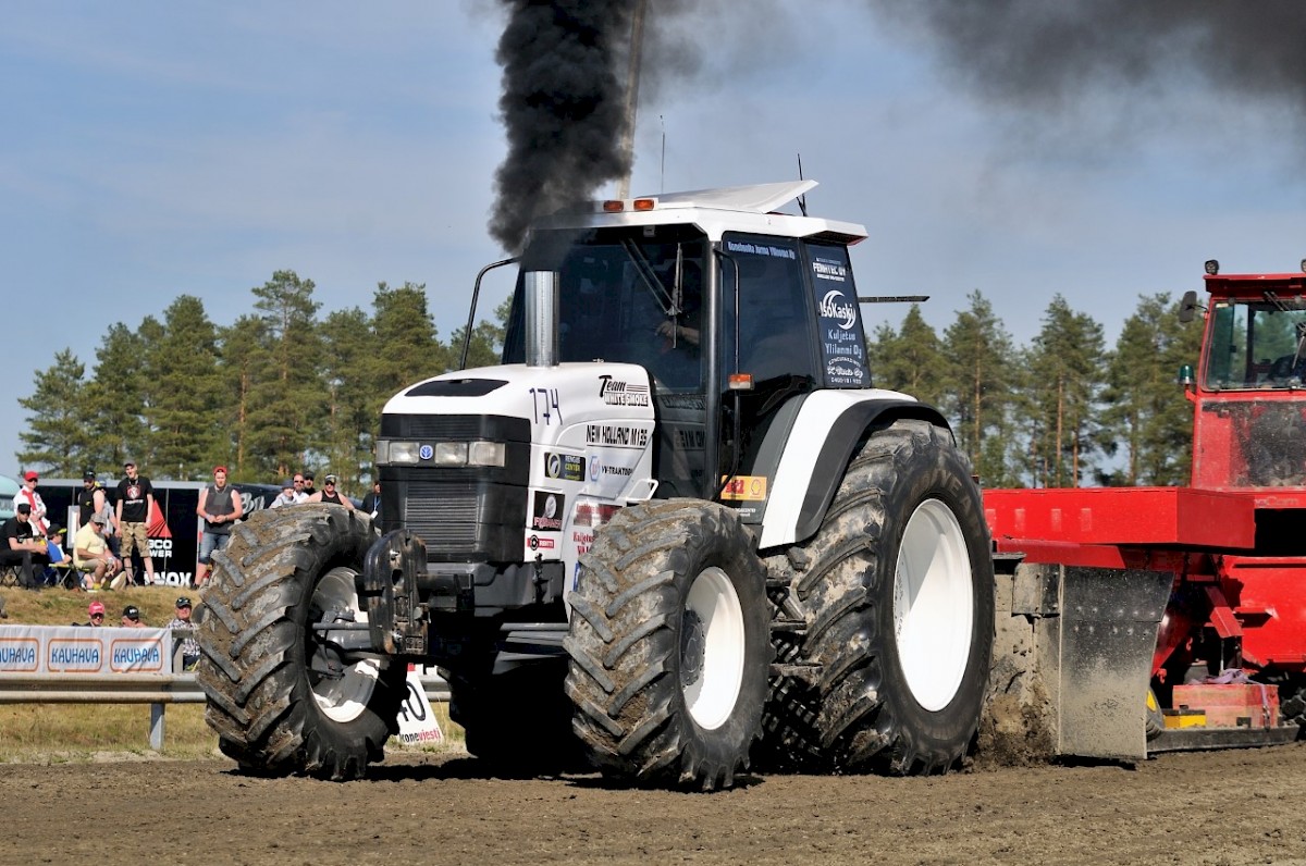 Honkajokelainen Mikko Levä on laittanut Ford viisitonnisen toistaiseksi telakalle ja kisaa New Hollandilla White Smoke Teamin nimiin. Alahärmässä tuli Farm Sport 600kg-luokassa jo kakkostila, joten kotiradalla se voi muuttua ykköseksi.