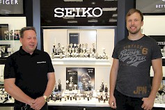 Jari Rajalammen ja Marko Keskisen takana olevasta Seiko -kellojen vitriinistä löytyy useita kymmeniä erilaisia rannekelloja.