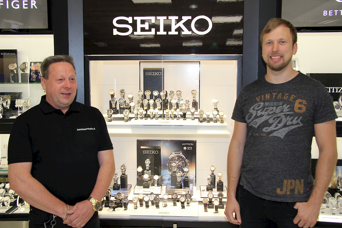 Jari Rajalammen ja Marko Keskisen takana olevasta Seiko -kellojen vitriinistä löytyy useita kymmeniä erilaisia rannekelloja.