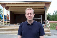 Jyri Saranpään takana olevalla esiintymislavalla ja sen ympäristössä järjestetään lähiviikkoina monta mielenkiintoista kesätapahtumaa.