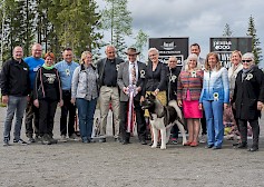 Miljoona Koira tuo Tuuriin jälleen satoja erilaisia koirarotuja 9.-10.6.2018. Kuvassa vuoden 2017 Best In Show, amerikanakita Inuline Hard As A Rock (om. Hanna ja Laura Kukkola, Rickard Hagström) sekä näyttelyn tuomarit ja sponsorit.