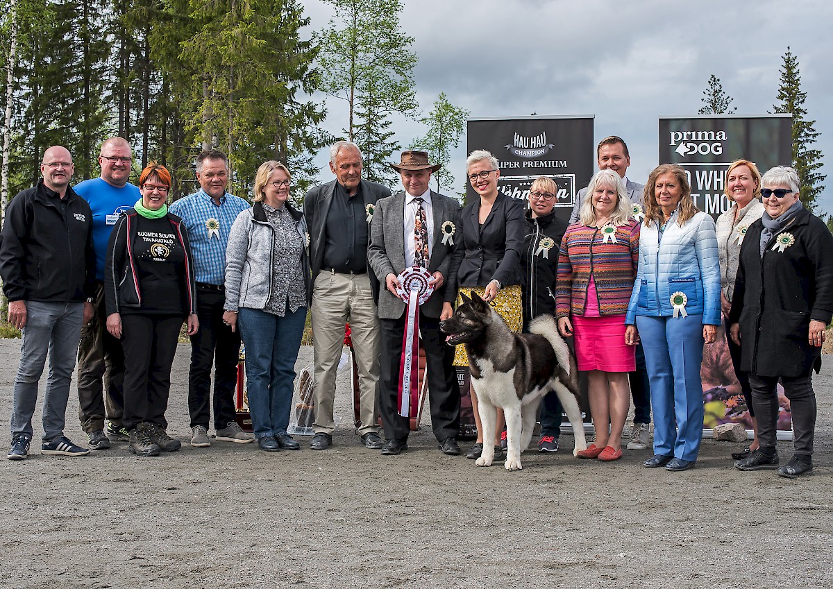 Miljoona Koira tuo Tuuriin jälleen satoja erilaisia koirarotuja 9.-10.6.2018.  Kuvassa vuoden 2017 Best In Show, amerikanakita Inuline Hard As A Rock (om. Hanna ja Laura Kukkola, Rickard Hagström) sekä näyttelyn tuomarit ja sponsorit.