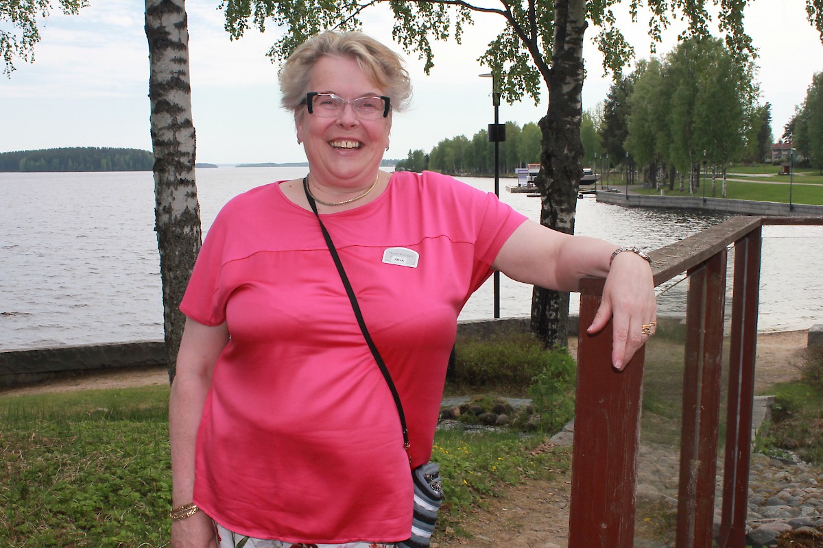 Hotellinjohtaja Arja Virtanen muistuttaa Kivitipun edustalla sijaitsevasta mainiosta uimarannasta.