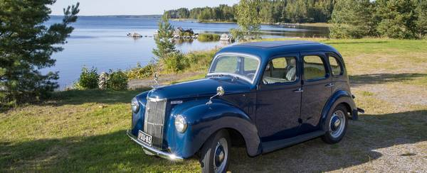 Ford Prefect vm 1951 Toisveden rannalla. Entisöijä ja omistaja Teuvo Korjus Virrat. Kuva: Ylä-Pirkanmaan Mobilistit ry.