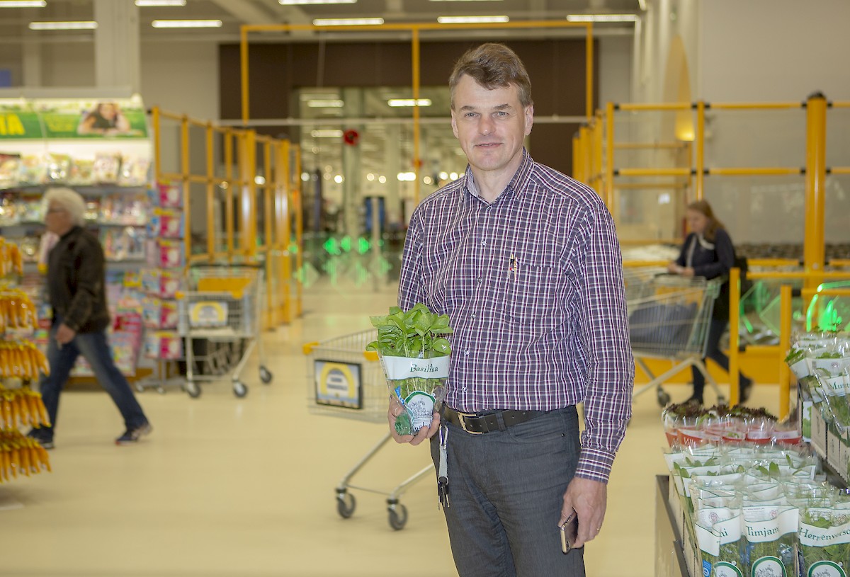 Kyläkaupan Ruokapuodin ryhmäpäällikkö Jari Perälä toivottaa kaikki tervetulleeksi tutustumaan Ruokapuodin uudistuksiin. Kesäilmeen kunniaksi tarjolla on hillomunkkikahvit keskiviikkona 13.6. klo 11-18.