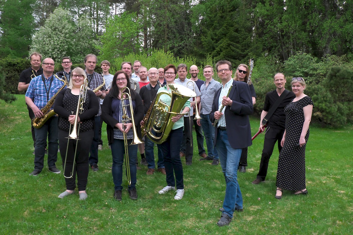 Yksi TeuvaFestin vetonauloista, 20-henkinen Botnia Big Band, johtajanaan Markku Viitasaari, tunnetaan  myös nimellä Kuurtanes Big Band. Kuva Jyrki Hannila.