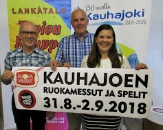 Merkittävä yhteistyö Ruokamessujen ja Spelien kanssa julkistettiin virallisesti Kauhajoella. Kuvassa Timo Saarimäki (vas) ja Kauhajoen kaupunginjohtaja Linda Leinonen, takana lankakauppias Tapio Nevanpää. Kuva: Riitta Alapiha