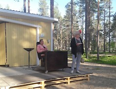 Kuvassa Sirpa Kortesluoma sekä respan tyttö Krista Niemelä. Kuva teatteriharjoituksista.