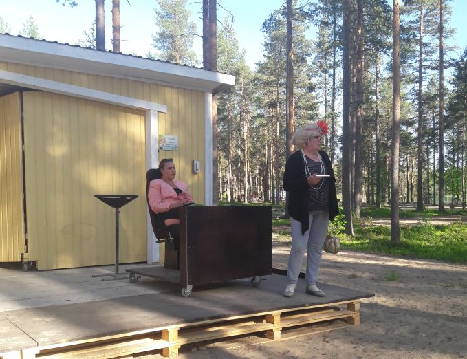 Kuvassa Sirpa Kortesluoma  sekä respan tyttö Krista Niemelä. Kuva teatteriharjoituksista.