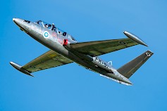 Fouga Magister kiitää taivaalla Wanhanajan Lentopäivässä.