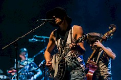 – Steve 'n' Seagulls:n musiikillinen tyyli on muotoutunut vähitellen. Yhtye tekee sitä, mikä tuntuu hauskalta ja hyvältä. Liian vakavasti ei oteta mitään. Yhtyeen jäsenillä on roolinimet, koska haitaristi-Hiltusella on taipumus kehitellä niitä tuttavilleen, kertoo Vetelissä syntynyt ja kasvanut Matias Haavisto alias Herman. KUVA: JAAKKO MANNINEN