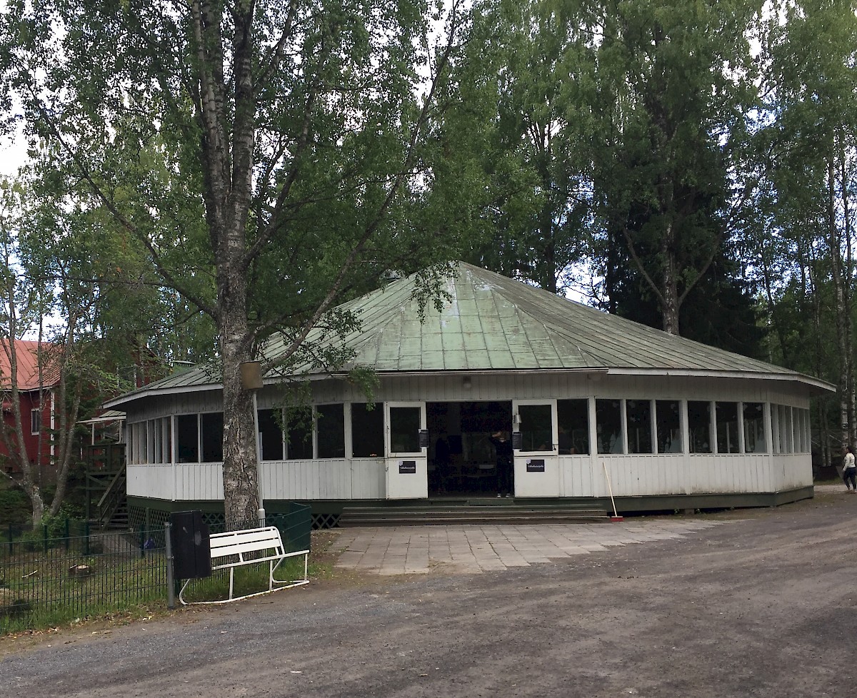 Törnävän Paviljongissa tanssitaan kesän aikana viidet tanssit.