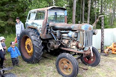 Fordson Major hieman vanhempaa vuosimallia.