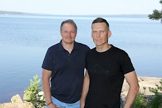 Kari Vainio ja Mikko Vainionpää Toisveden rantakallioilla, joille rakennetaan viisi korkeatasoista lomaosakehuvilaa.