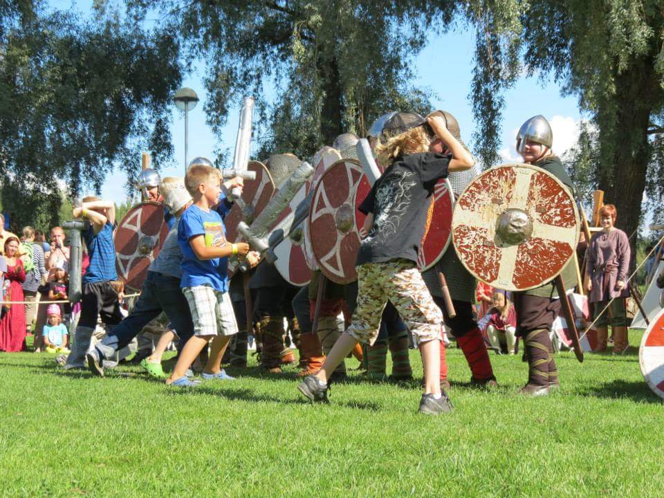 Faravidin Sudet esittävät viikinkitaistelunäytöksiä.