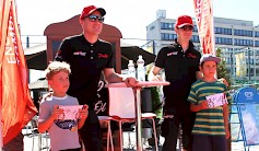 1) Jari-Matti Latvala ja Miikka Anttila hoitivat nuorten fanien kanssa yhteistyökumppanin PR-töitä reilu viikko ennen Jyväskylän MM-rallia.