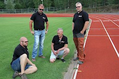 Pirkanmaan Erämessujen järjestelyistä päävastuun kanatvat Klaus Myllymäki, Jani Kallioniemi, Timo Ojalainen ja Janne Keskinen ovat tyytyväisiä, kun Parkanon keskusurheilukentän tartanpäällystetylle juoksuradalle voidaan tuoda näytteilleasettajien esittelypaikkoja.