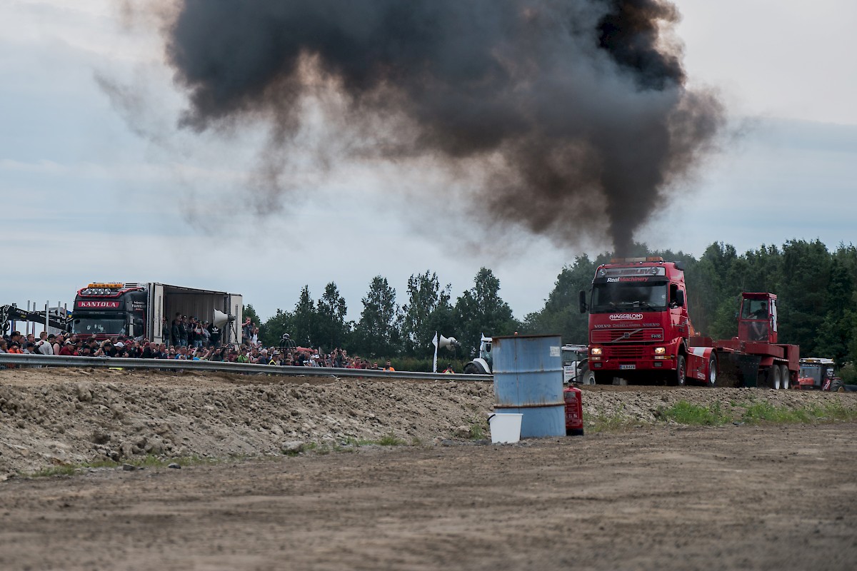 Viime vuonna korkatulla vetoradalla järjestetään vakiokuorma-autojen ja viritettyjen kuorma-autojen SM-kilpailut 10.-11.8. Power Truck Show’ssa. Sekä vakiokuorma-autot että viritetyt kuorma-autot ovat liikenteessä olevia kuorma-autoja.