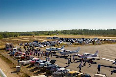 Air Pilot ry:n Koneriehaa vietetään lauantaina 18. elokuuta Kauhajoen lentokentällä Lamminmaan kaupunginosassa. Runsaan ilmassa liikkuvan kaluston lisäksi alueella on nähtävää ja koettavaa runsain mitoin muutenkin. Arkistokuva: Air Pilot ry