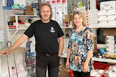 Timo ja Anja Rentola yrityksensä varastomyymälässä. Myymälästä löytyy monipuolinen valikoima alan tuotteita.