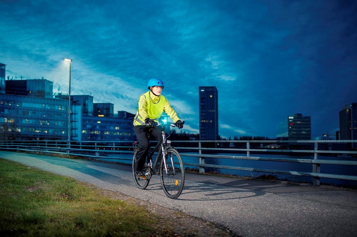 Pyöräilijä ajaa yhdistetyllä pyörätiellä ja jalkakäytävällä oikeassa reunassa. Kuva: Nina Mönkkönen/Liikenneturva
