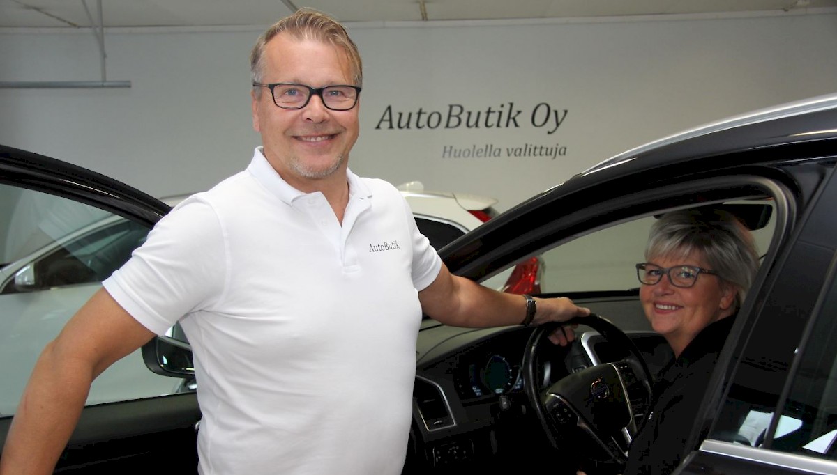 Volvon ohjauspyörän taakse istunut Mervi Mäkelä-Koski ja Rainer Koski tietävät autokaupan olevan pitkä tie, kuten maraton, mutta alkuvauhti matkalle on ollut hyvä.