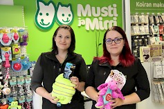 Musti ja Mirri -liikkeestä löytyy hyvät valikoimat leluja lemmikeille, Elina Haveri ja Katja Lehtonen sanovat. Tuurilaisliikkeessä asiakkaita palvelee myös Jenni Hannula. Hän oli jutuntekopäivänä vapaalla.