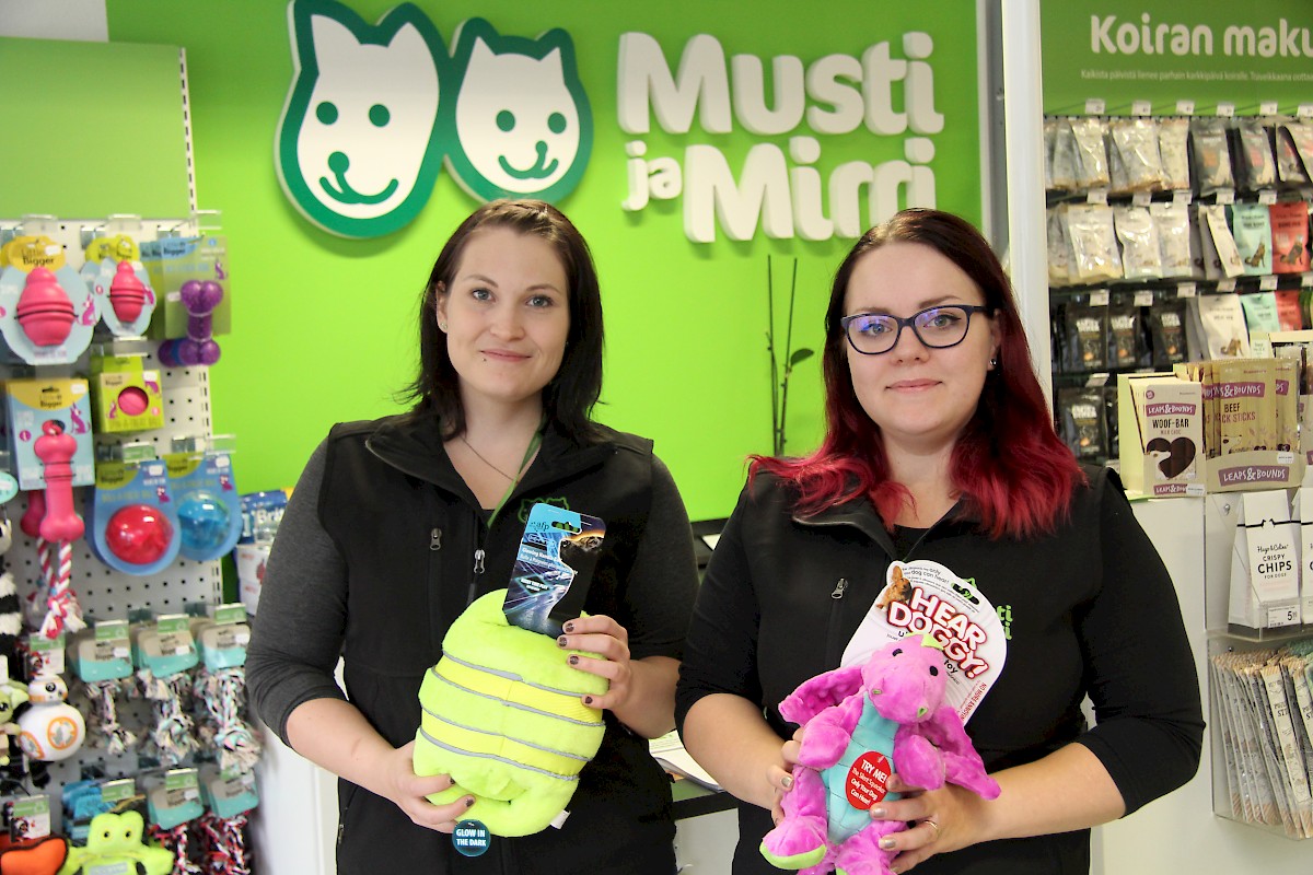 Musti ja Mirri -liikkeestä löytyy hyvät valikoimat leluja lemmikeille, Elina Haveri ja Katja Lehtonen sanovat. Tuurilaisliikkeessä asiakkaita palvelee myös Jenni Hannula. Hän oli jutuntekopäivänä vapaalla.