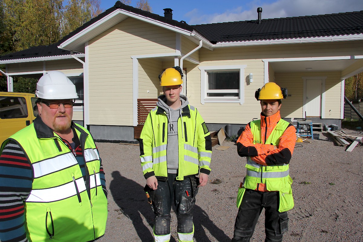 Markku Petäinen, Aaro Mastomäki ja Heikki Suokas loppusilausta vaille valmiina olevan Hömmönmäentien omakotitalon edustalla.