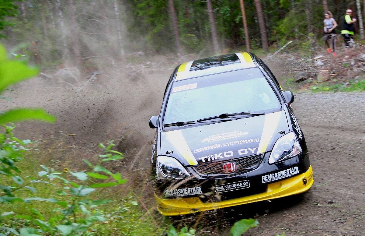 Onko rallisprintin SM-sarjan 2-vetoisten laitteiden tämän kauden mestari sarjajohdossa finaalikisaan starttaava Honda-mies Jari-Matti Tiilikka? Se selviää Laihialla lauantaina.