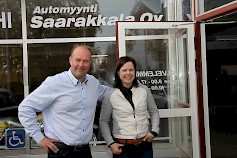 Automyynti Saarakkalan kynnys on matala ja ovi avautuu helposti, Mikko ja Matleena Saarakkala painottavat.
