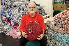 Matot ja mattojen raaka-aineet ovat Jorma Rajasaaren työ ja yksi henkireikä. Vastapainoa tekstiileille hän hakee metsästä, jossa voi tehdä monia mielekkäitä harrastauksia.