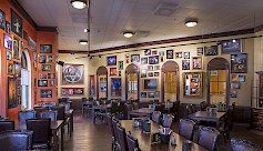 Kyläkaupan Miljoona Rock -ravintolan uudesta ruokalistasta nauttiessa on mukava katsella seiniä koristavaa valokuvakokoelmaa.