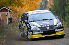 Jari-Matti Tiilikka viimeisteli rallisprintin SM-sarjan kaksivetoisten laitteiden mestaruuden finaalikisan luokkavoitolla Laihialla.