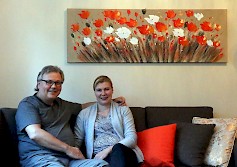 Finlandia Hotel Fooninki tunnetaan hotelliemäntä Anne Kuivamäen somistamista tyylikkäistä huoneista, joissa näkyy hänen kädenjälkensä. Hotelli-isäntä Heikki Kuivamäki kehaisee talon sijaintia, väljiä parkkitiloja ja piakkoin katettua runsasta sekä monipuolista joulupöytää. Kuva: Masa Kojola