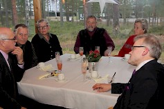 Gunnar Kotamäki (vas.) ja Timo Rusanen (oik.) keskusteluissa samassa pöydässä olleiden juhlavieraiden kanssa.
