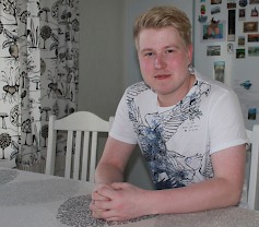 Jere Övermark on tehnyt Idolsissa upeaa jälkeä. Häntä voi äänestää jatkoon jo nyt.